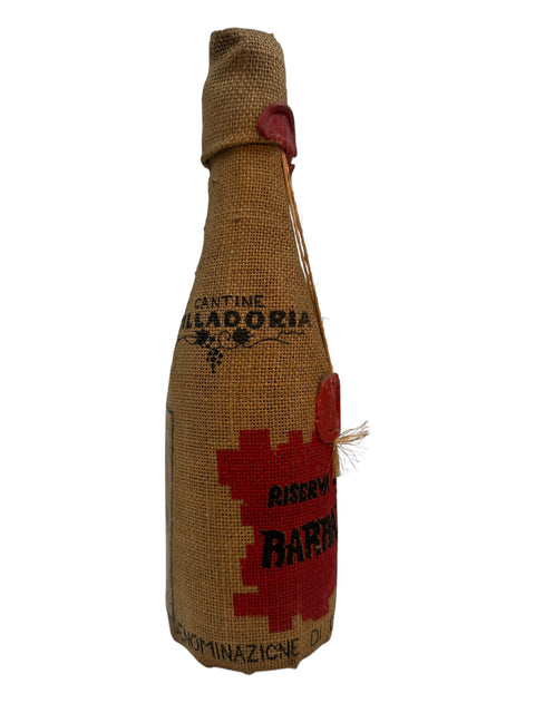 Pullo Barbaresco Cantina Villadoria 1975 juuttipussiin käärittynä