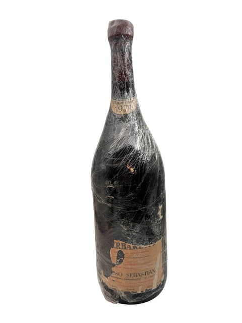 Pullo Barbaresco Rosso Sebastian 1971 -punaviiniä muoviin käärittynä