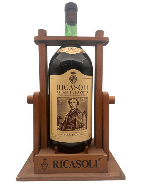 Chianti Classico Ricasoli 1977 -pullo puisessa pidikkeessä